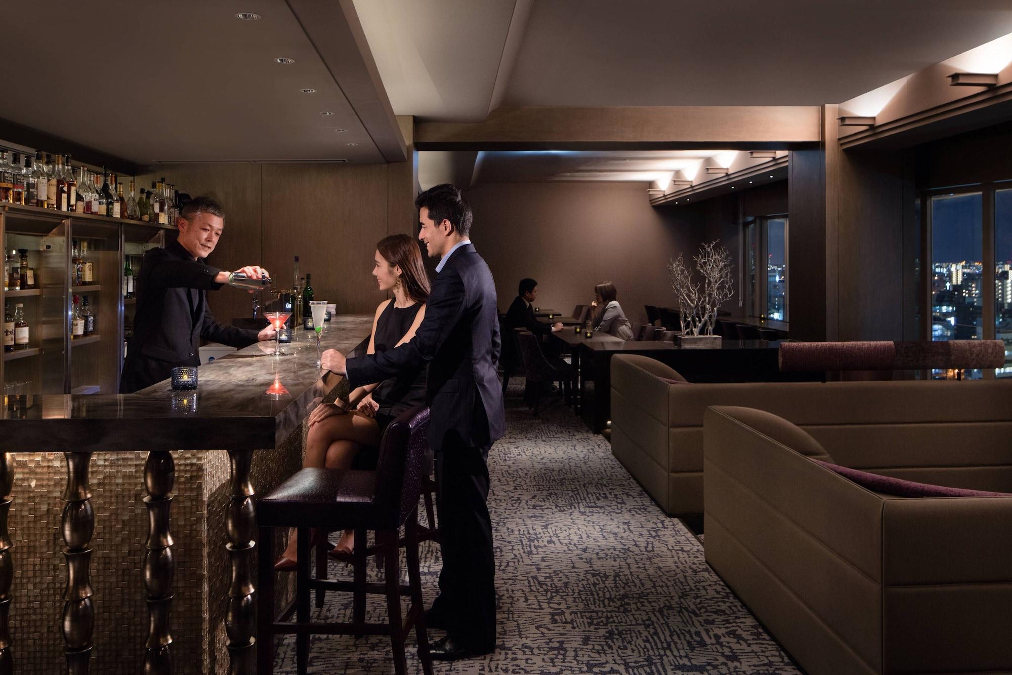Hotel Courtyard By Marriott Shin-Osaka Station Esterno foto The bar at the club