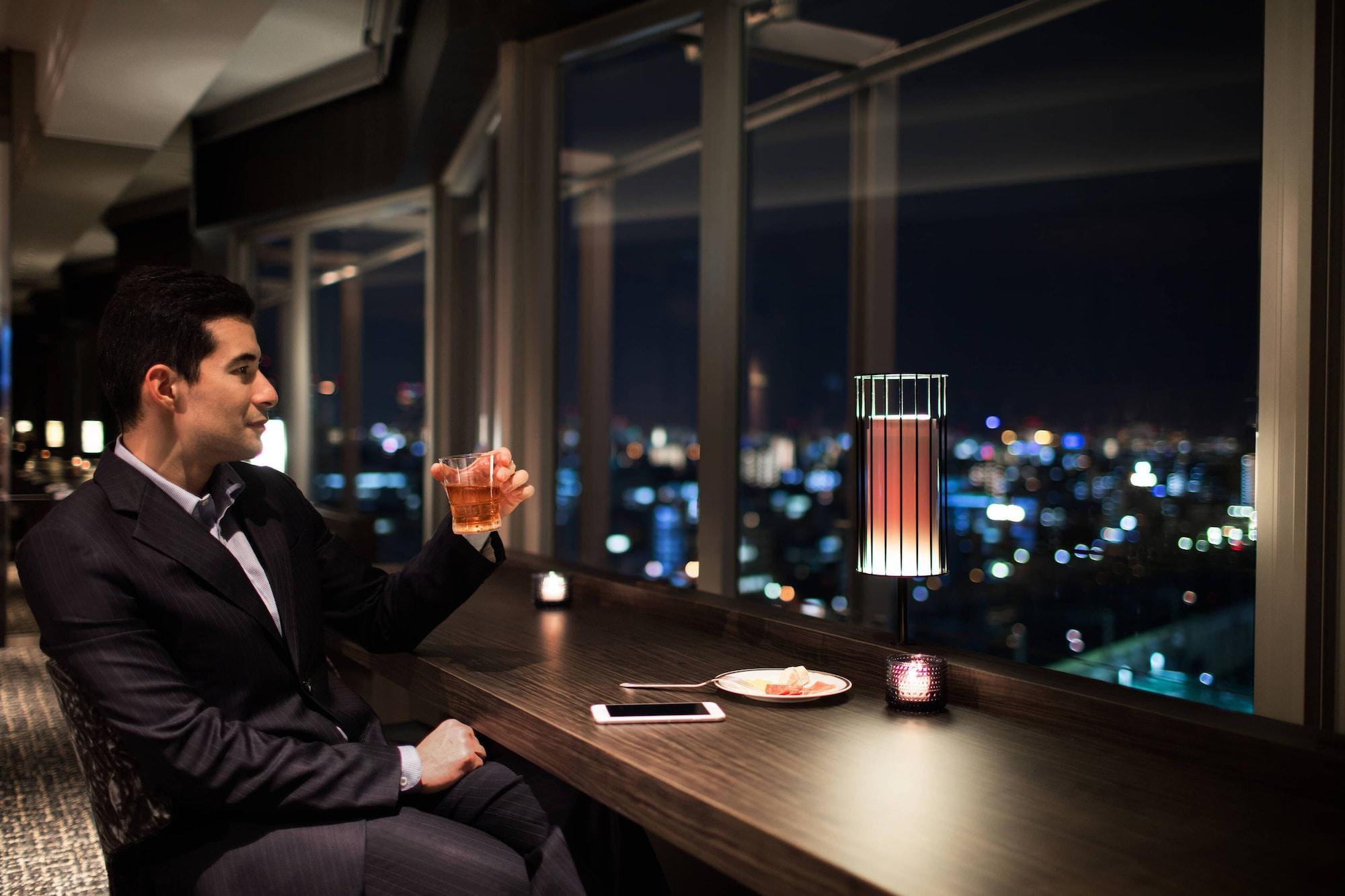 Hotel Courtyard By Marriott Shin-Osaka Station Esterno foto A man drinking at a bar