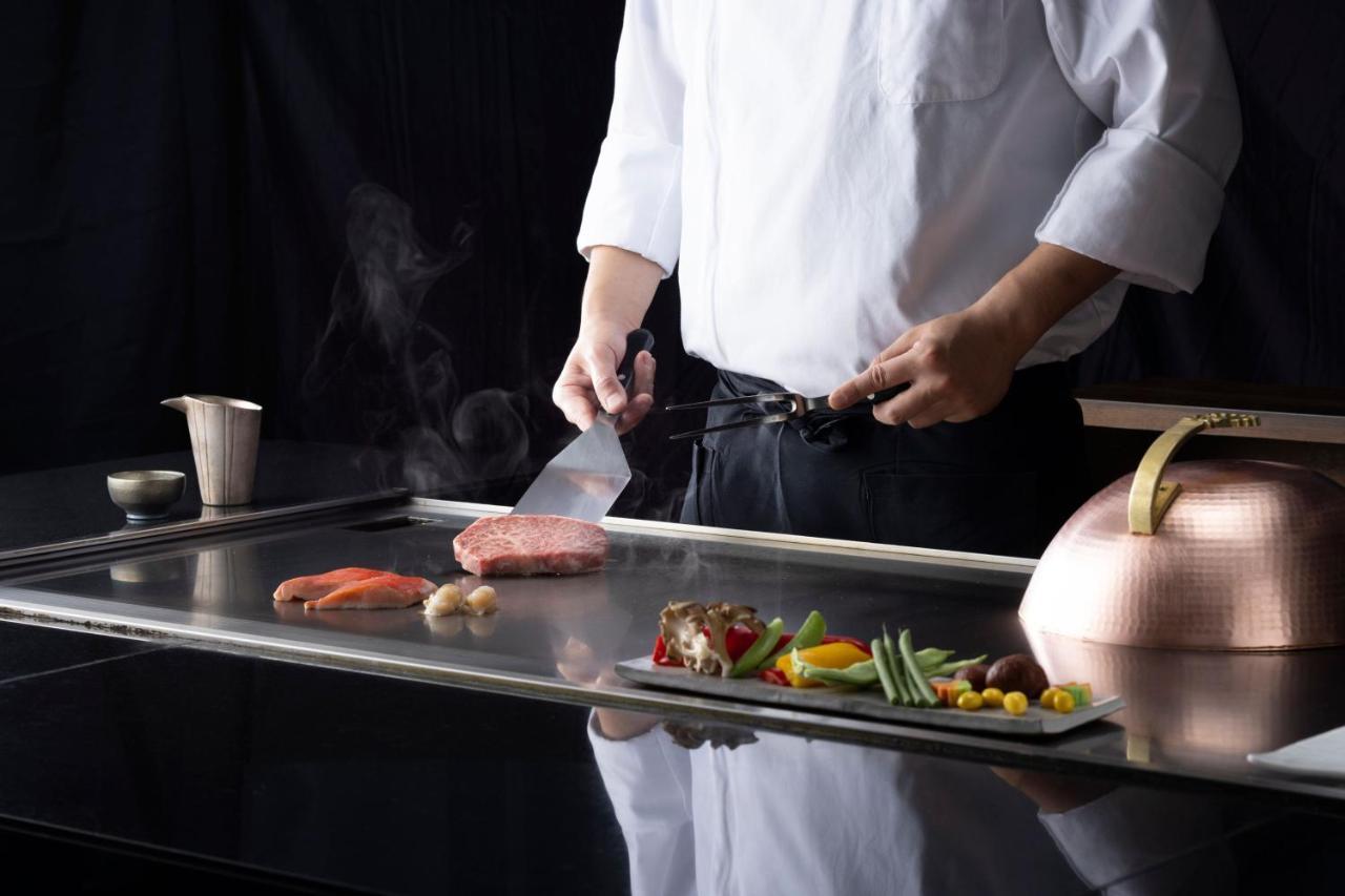 Hotel Courtyard By Marriott Shin-Osaka Station Esterno foto A chef cooking on a flattop grill