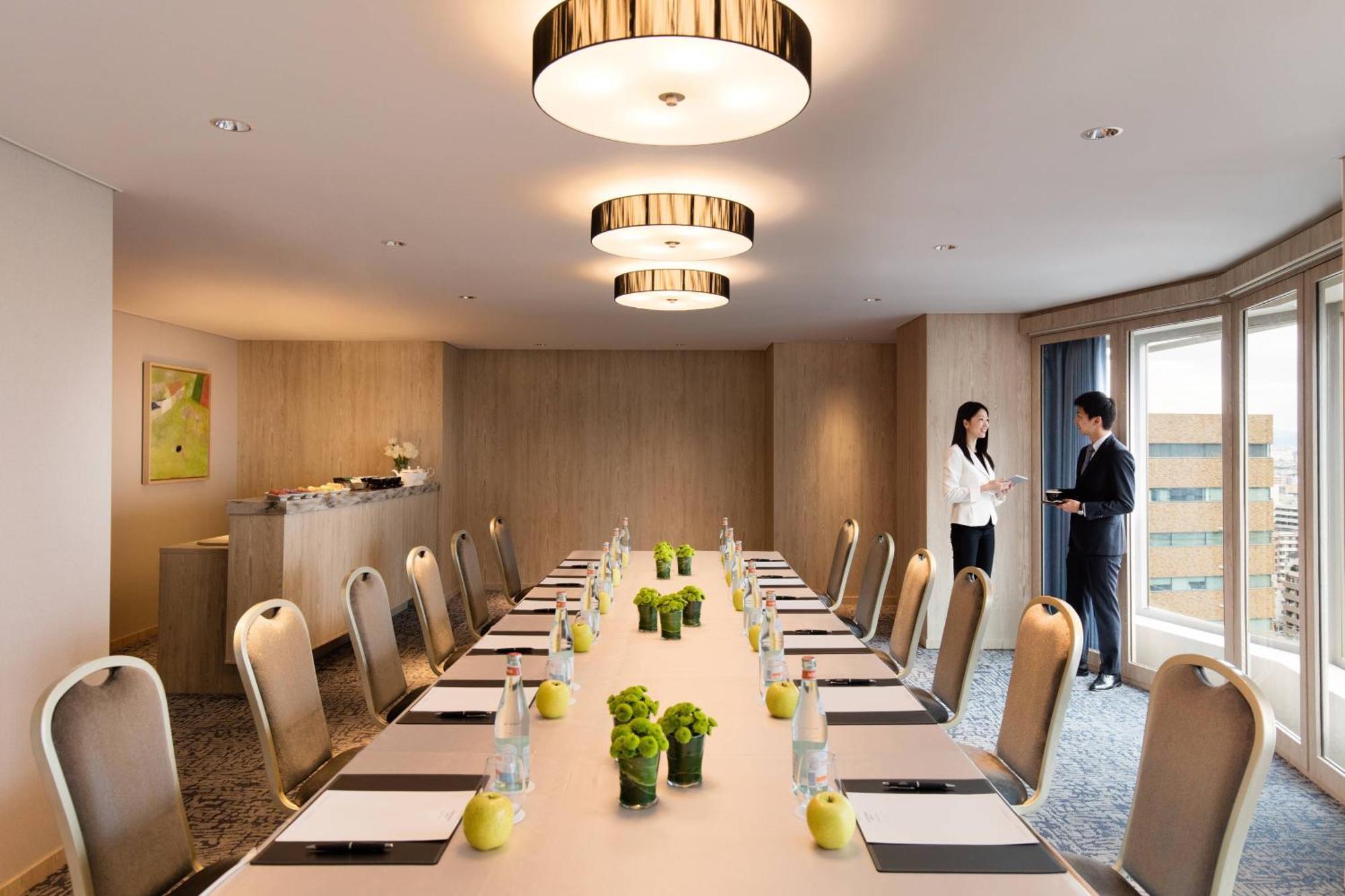 Hotel Courtyard By Marriott Shin-Osaka Station Esterno foto Meeting room