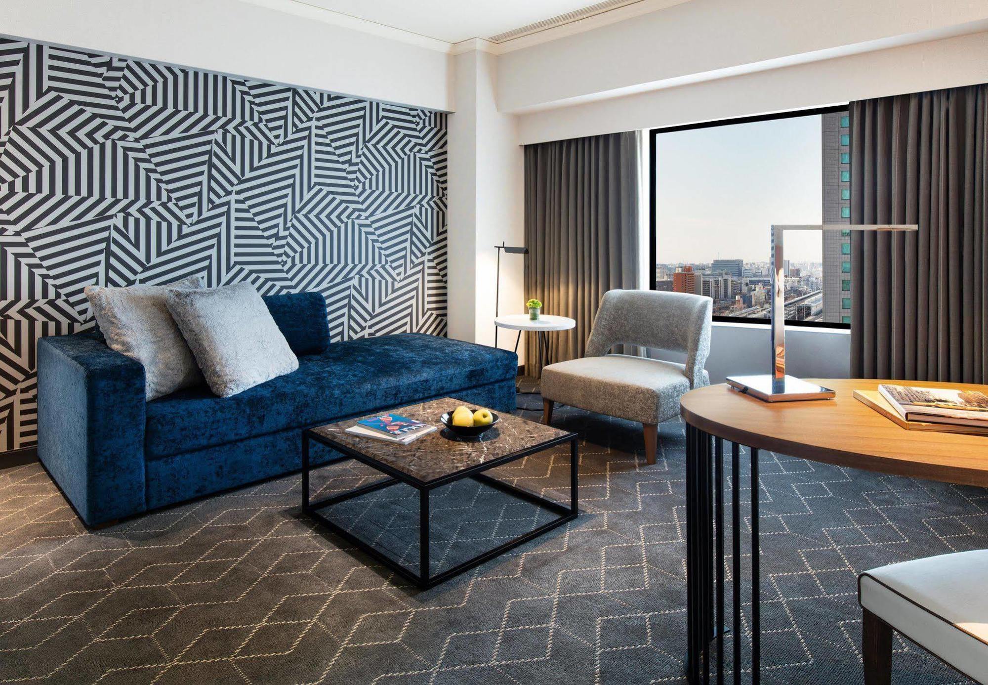 Hotel Courtyard By Marriott Shin-Osaka Station Esterno foto A living room at the hotel