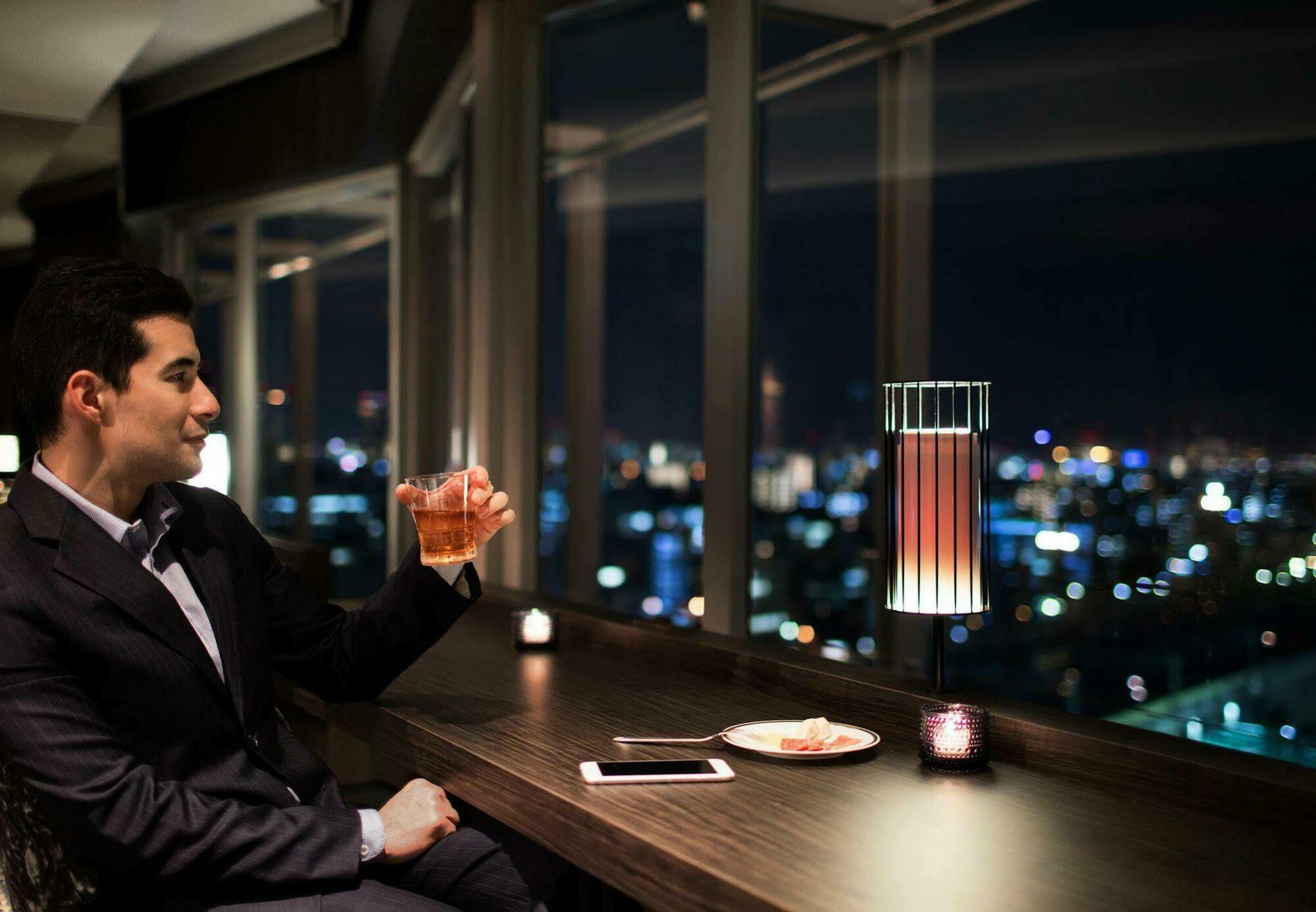 Hotel Courtyard By Marriott Shin-Osaka Station Esterno foto The Philips hue Iris lamp